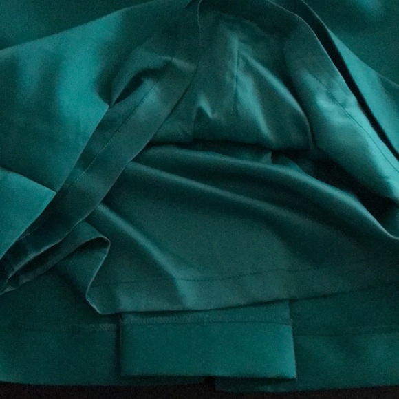 This green dress is in perfect condition. - Picture 6 of 6
